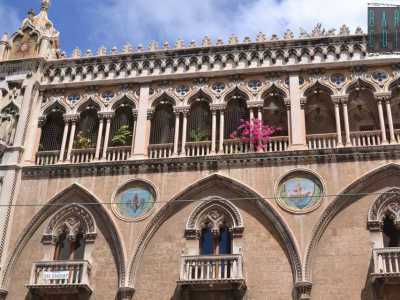 Prima di lasciare il corso non possiamo per� non perderci nella miriade di dettagli del prospetto di palazzo Fizzarotti. Ricchissimo esempio di neogotico veneziano nonch�  esempio pi� noto dei palazzi in stile eclettico del capoluogo pugliese, l�edificio si caratterizza anche per la ricchezza di simboli esoterici (foto di Katia Moro)
